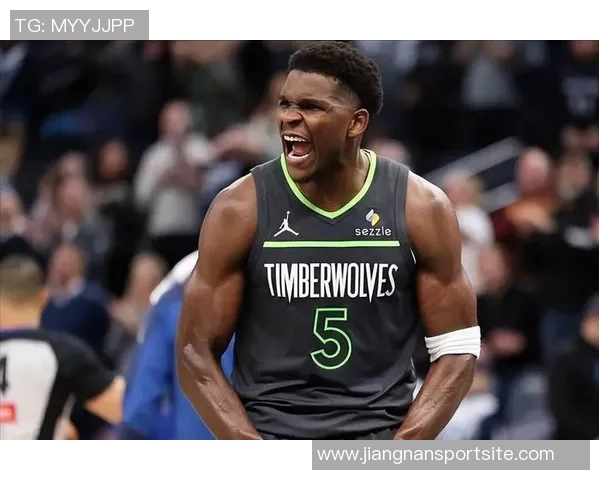 爱德华兹精彩突破拉杆换手上篮展现超强观赏性引发全场欢呼